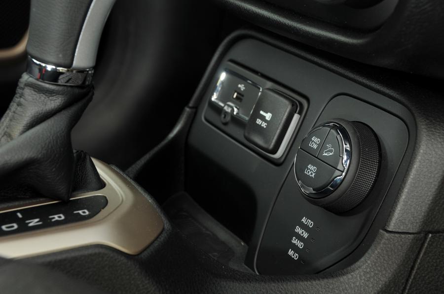 Детали интерьера Jeep Renegade 75th Anniversary 2016 года  (UK) (фото 6 из 14)